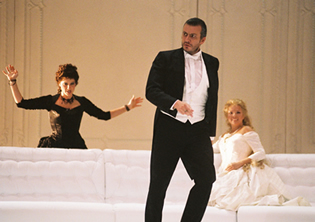 La traviata at the Prague State Opera in Prague. Opera by Giuseppe Verdi - Photo 2
