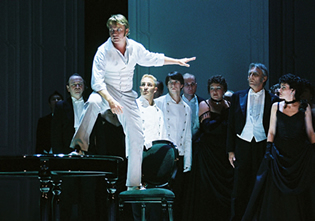 La traviata at the Prague State Opera in Prague. Opera by Giuseppe Verdi - Photo 4