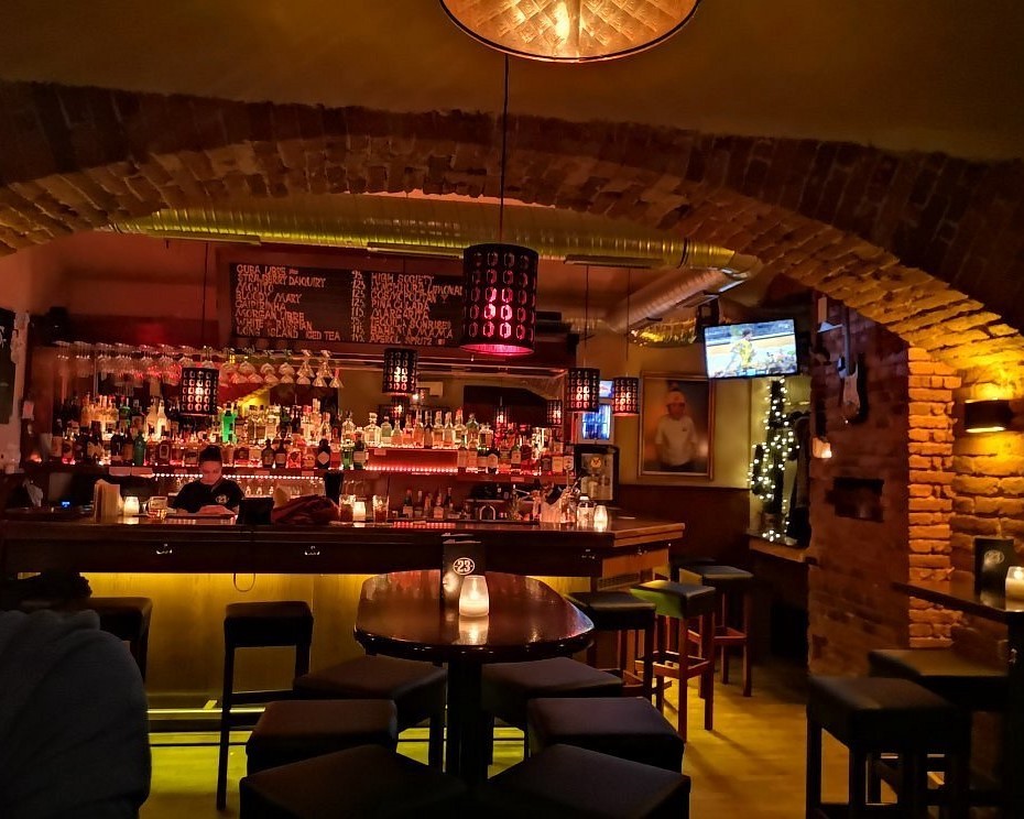 Aloha Bar & Club - Photo 4